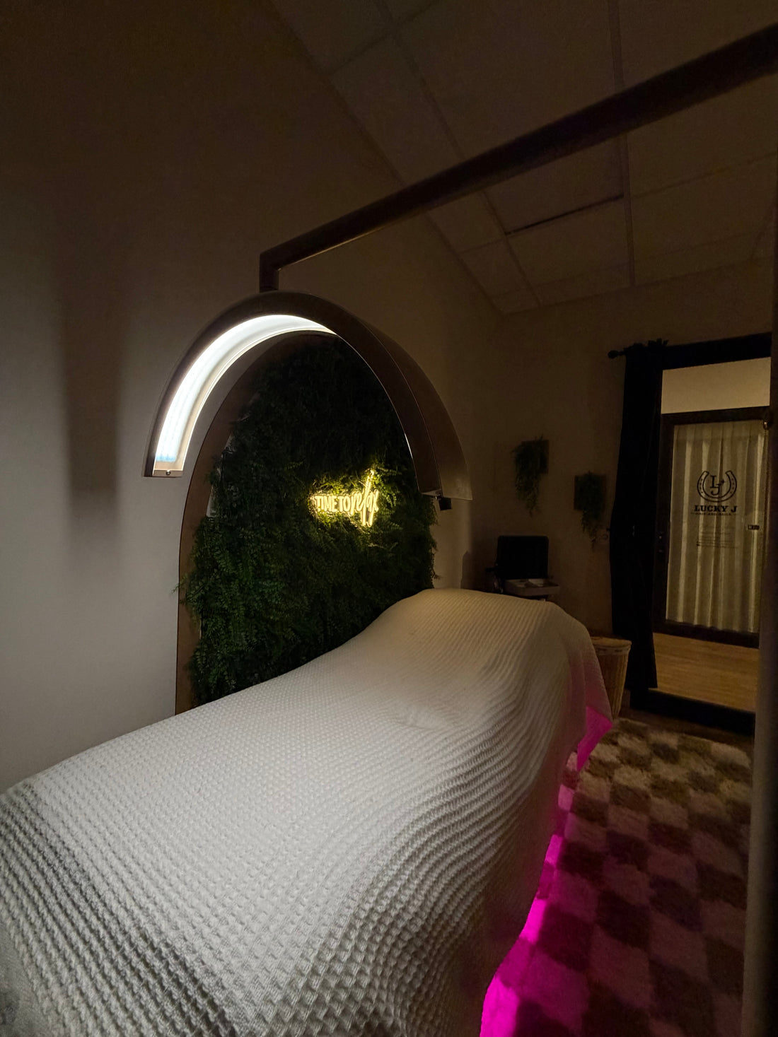 Lymphatic Drainage + Facial Massaging.. Why is it so important in a facial?